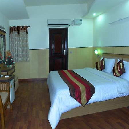 Hotel Karat 87 Inn Yeni Delhi Dış mekan fotoğraf