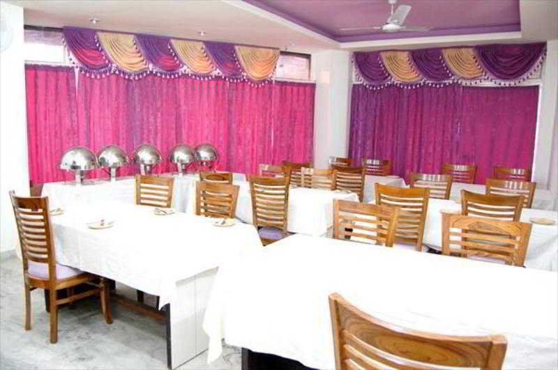 Hotel Karat 87 Inn Yeni Delhi Dış mekan fotoğraf
