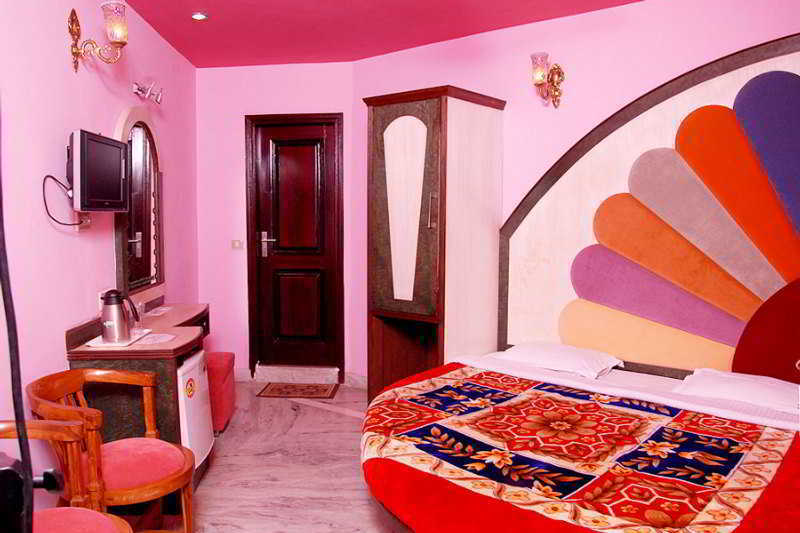 Hotel Karat 87 Inn Yeni Delhi Dış mekan fotoğraf