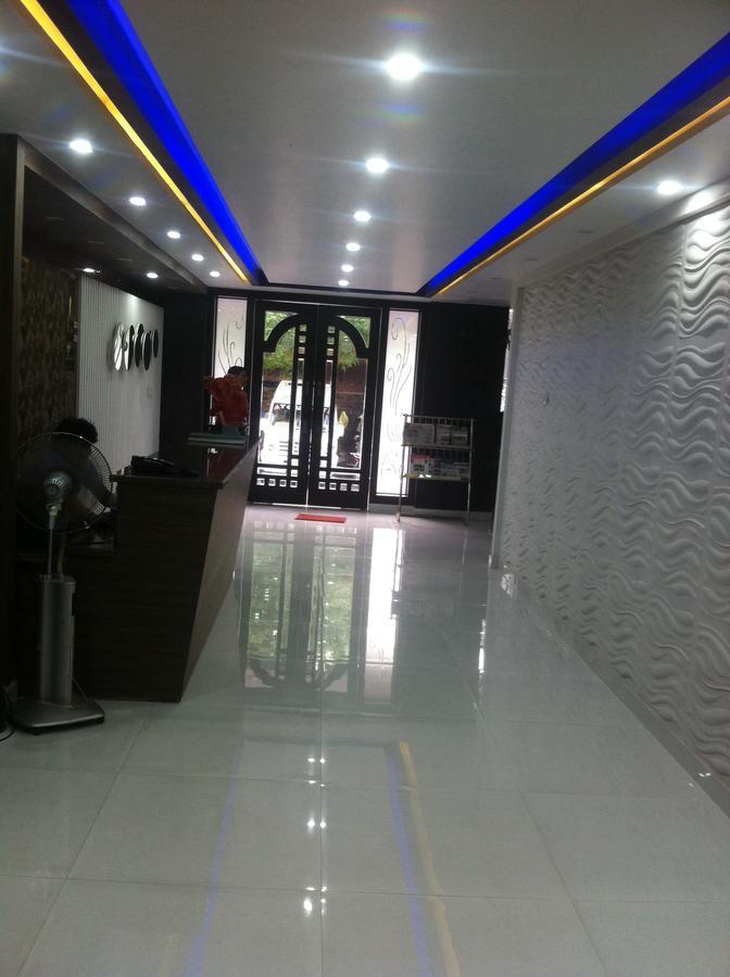 Hotel Karat 87 Inn Yeni Delhi Dış mekan fotoğraf