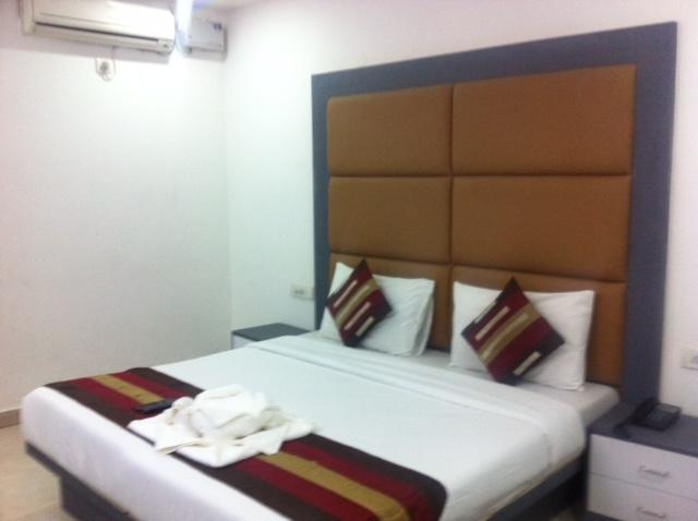Hotel Karat 87 Inn Yeni Delhi Dış mekan fotoğraf
