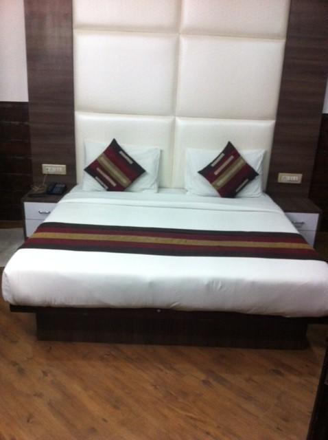 Hotel Karat 87 Inn Yeni Delhi Dış mekan fotoğraf