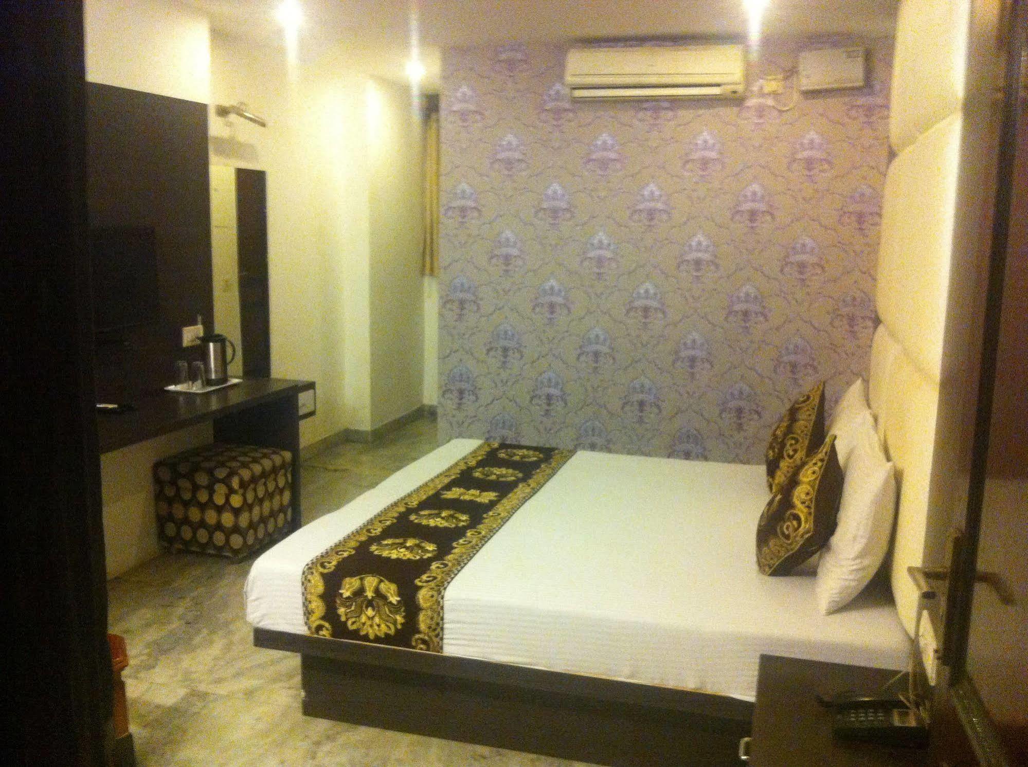 Hotel Karat 87 Inn Yeni Delhi Dış mekan fotoğraf