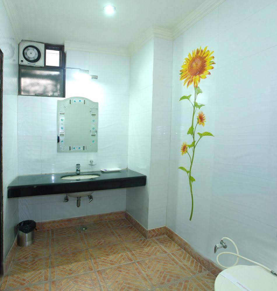 Hotel Karat 87 Inn Yeni Delhi Dış mekan fotoğraf