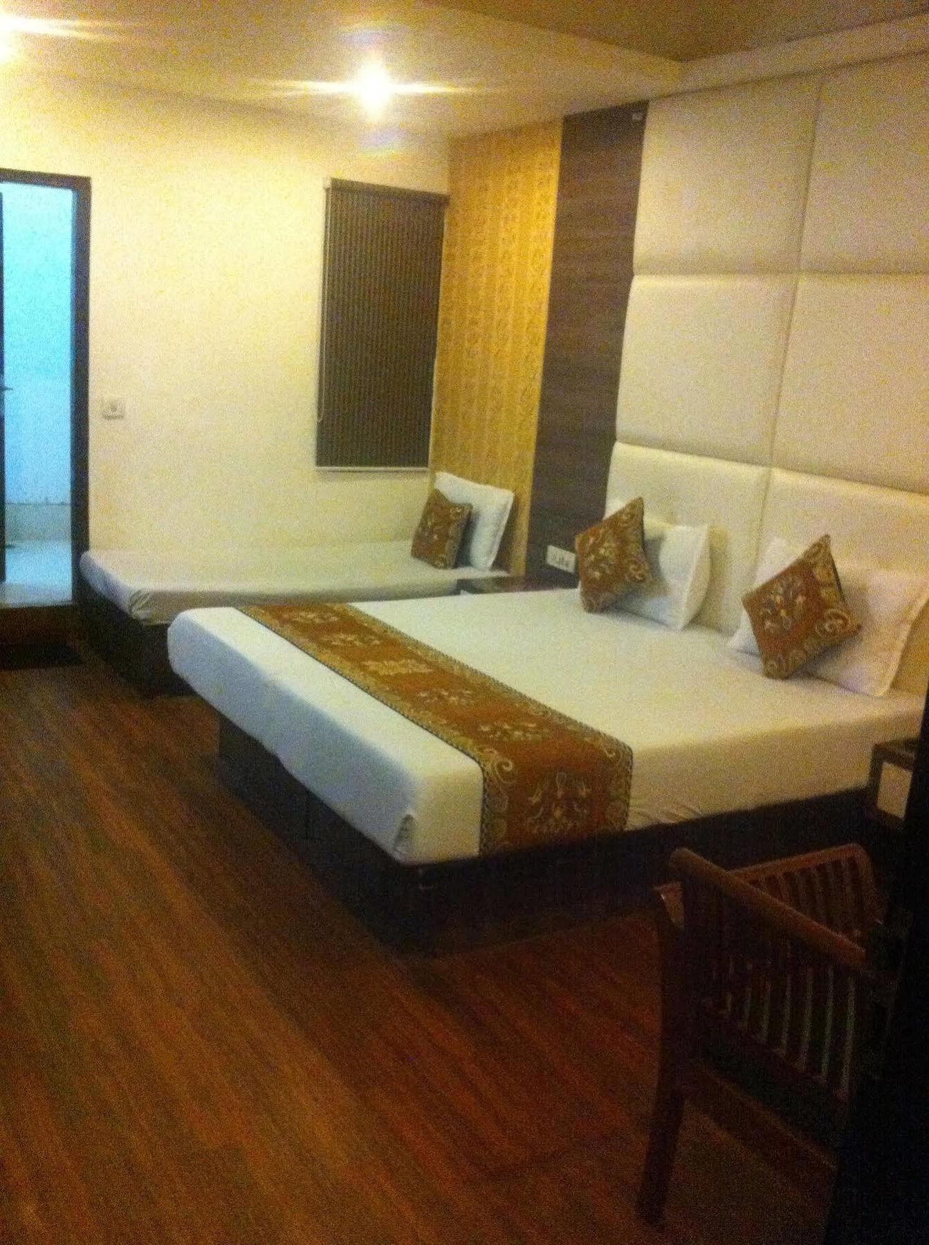 Hotel Karat 87 Inn Yeni Delhi Dış mekan fotoğraf