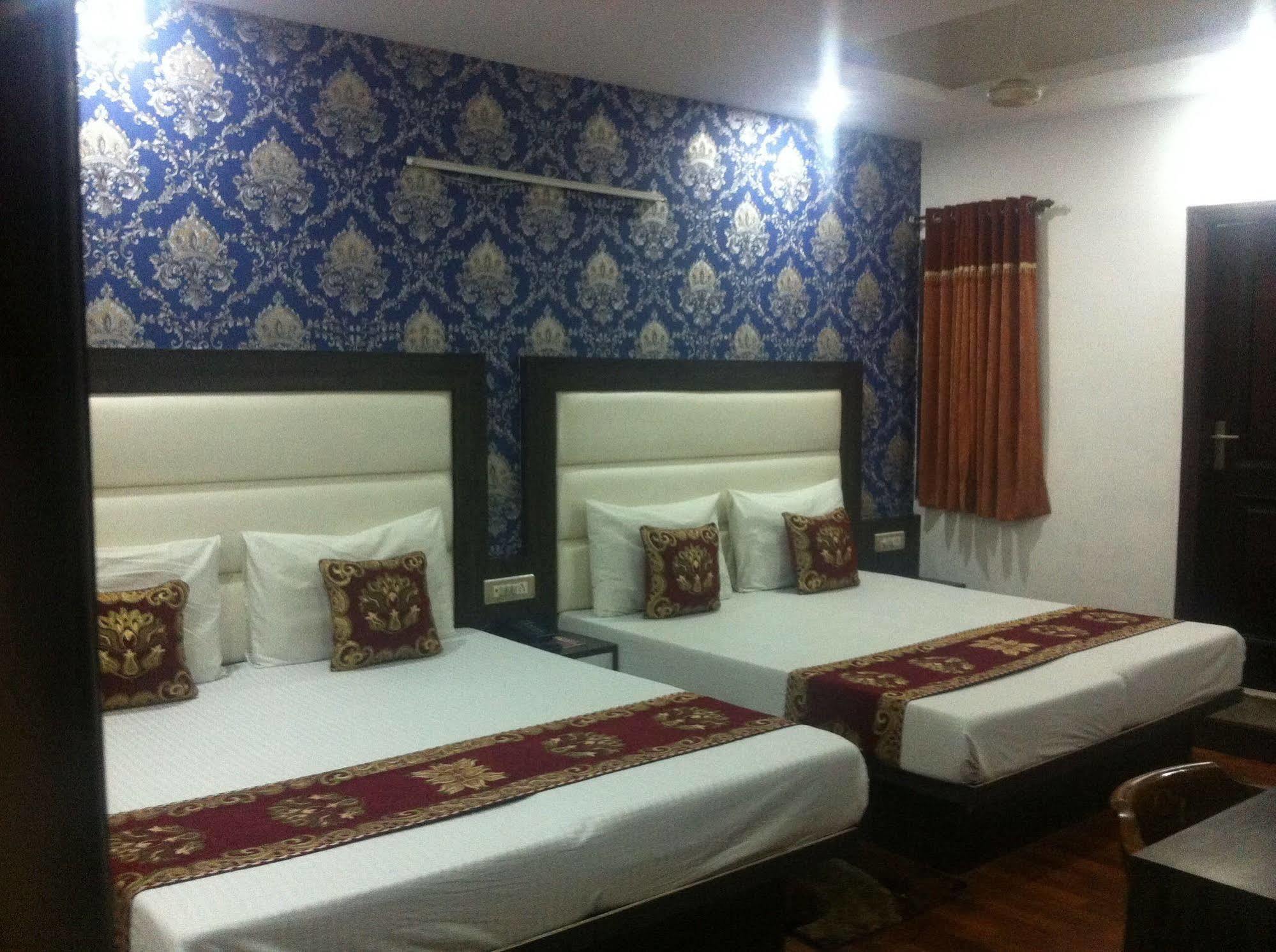 Hotel Karat 87 Inn Yeni Delhi Dış mekan fotoğraf