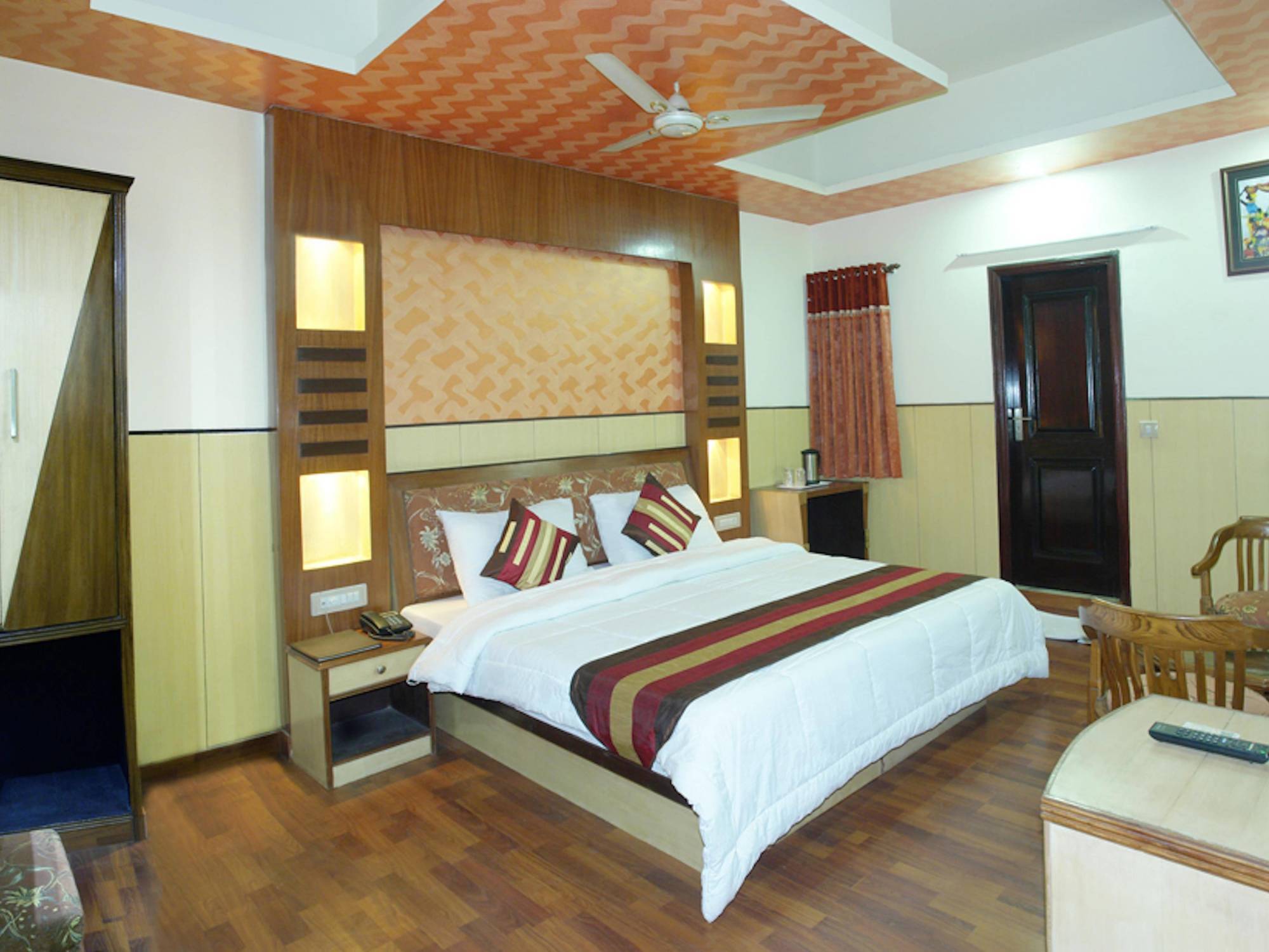 Hotel Karat 87 Inn Yeni Delhi Dış mekan fotoğraf