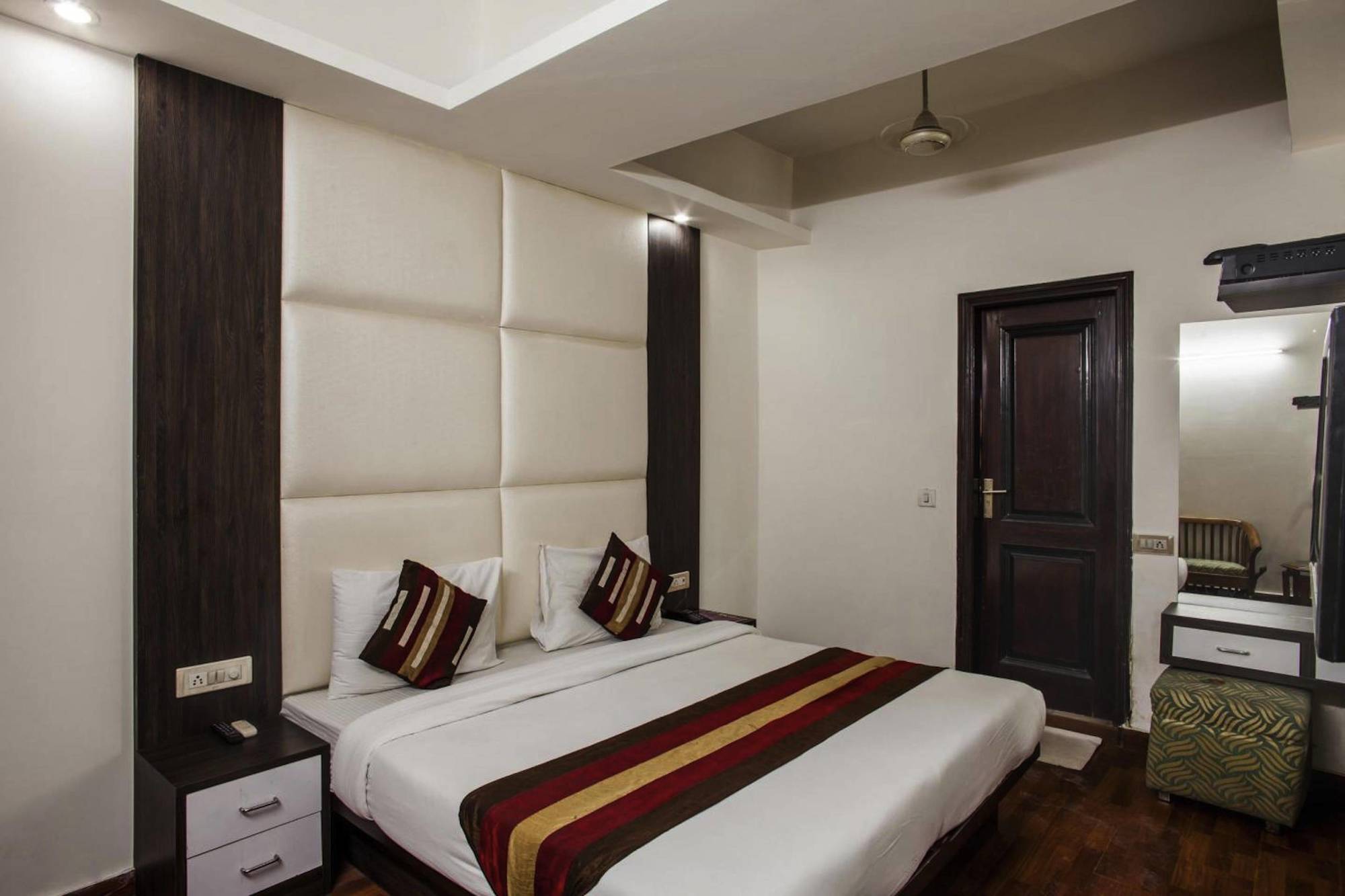 Hotel Karat 87 Inn Yeni Delhi Dış mekan fotoğraf