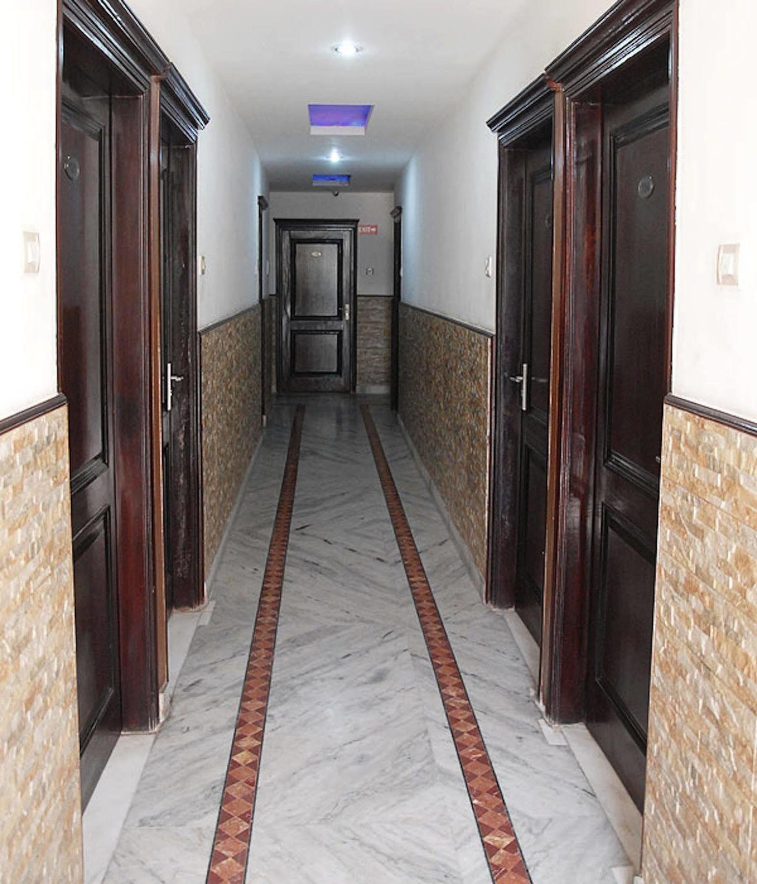 Hotel Karat 87 Inn Yeni Delhi Dış mekan fotoğraf