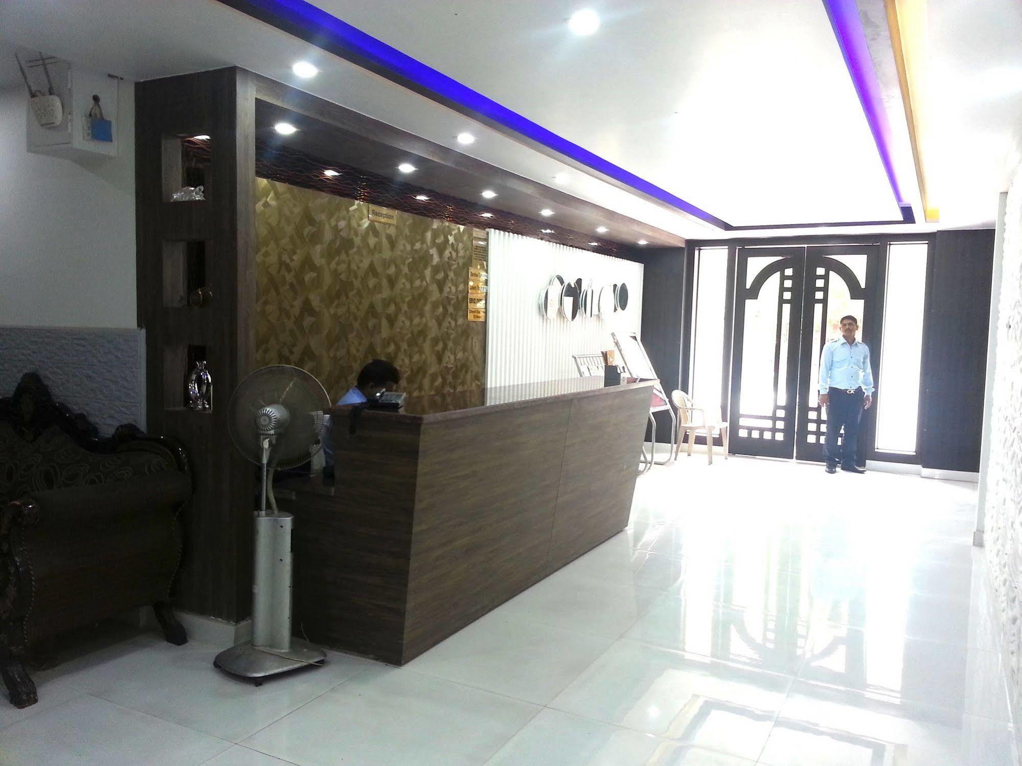 Hotel Karat 87 Inn Yeni Delhi Dış mekan fotoğraf