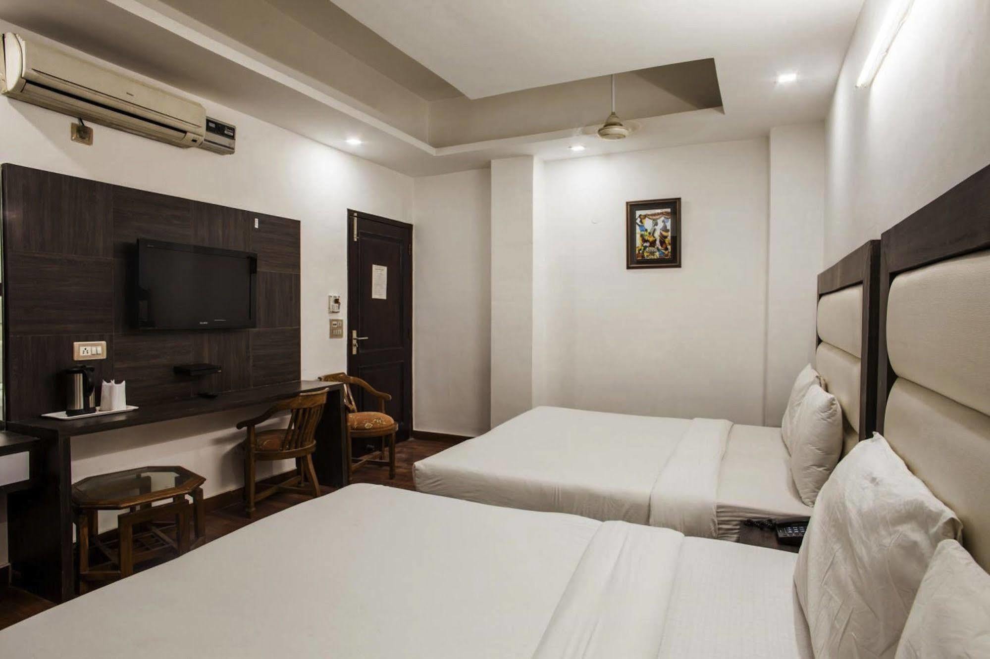 Hotel Karat 87 Inn Yeni Delhi Dış mekan fotoğraf