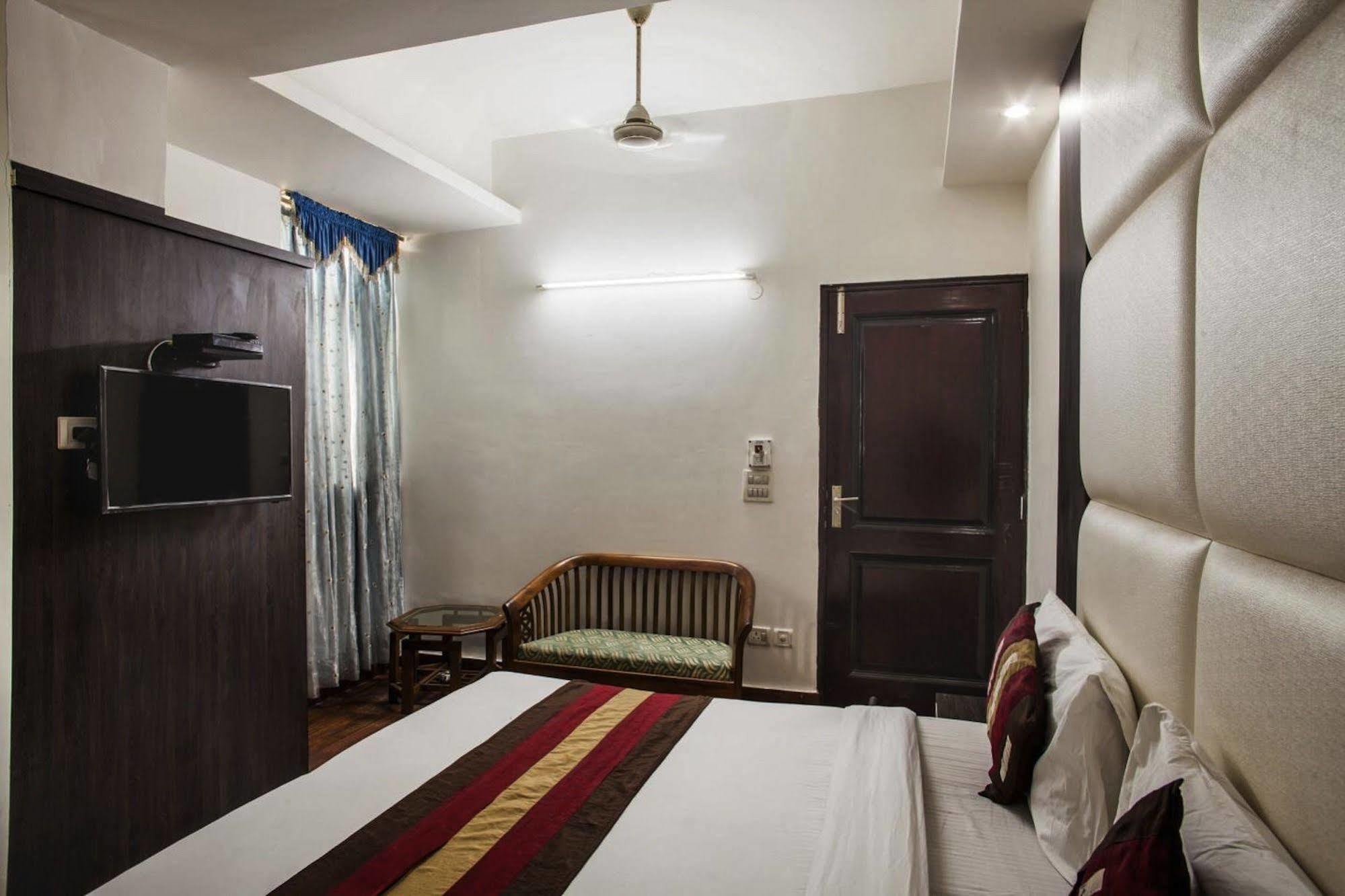 Hotel Karat 87 Inn Yeni Delhi Dış mekan fotoğraf