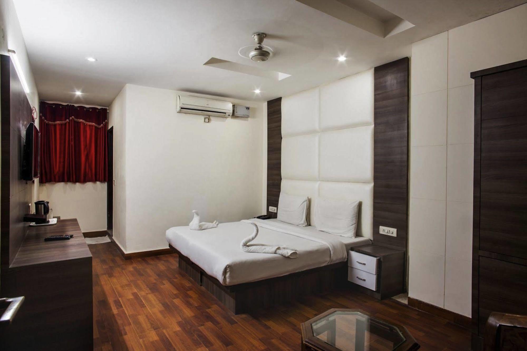 Hotel Karat 87 Inn Yeni Delhi Dış mekan fotoğraf