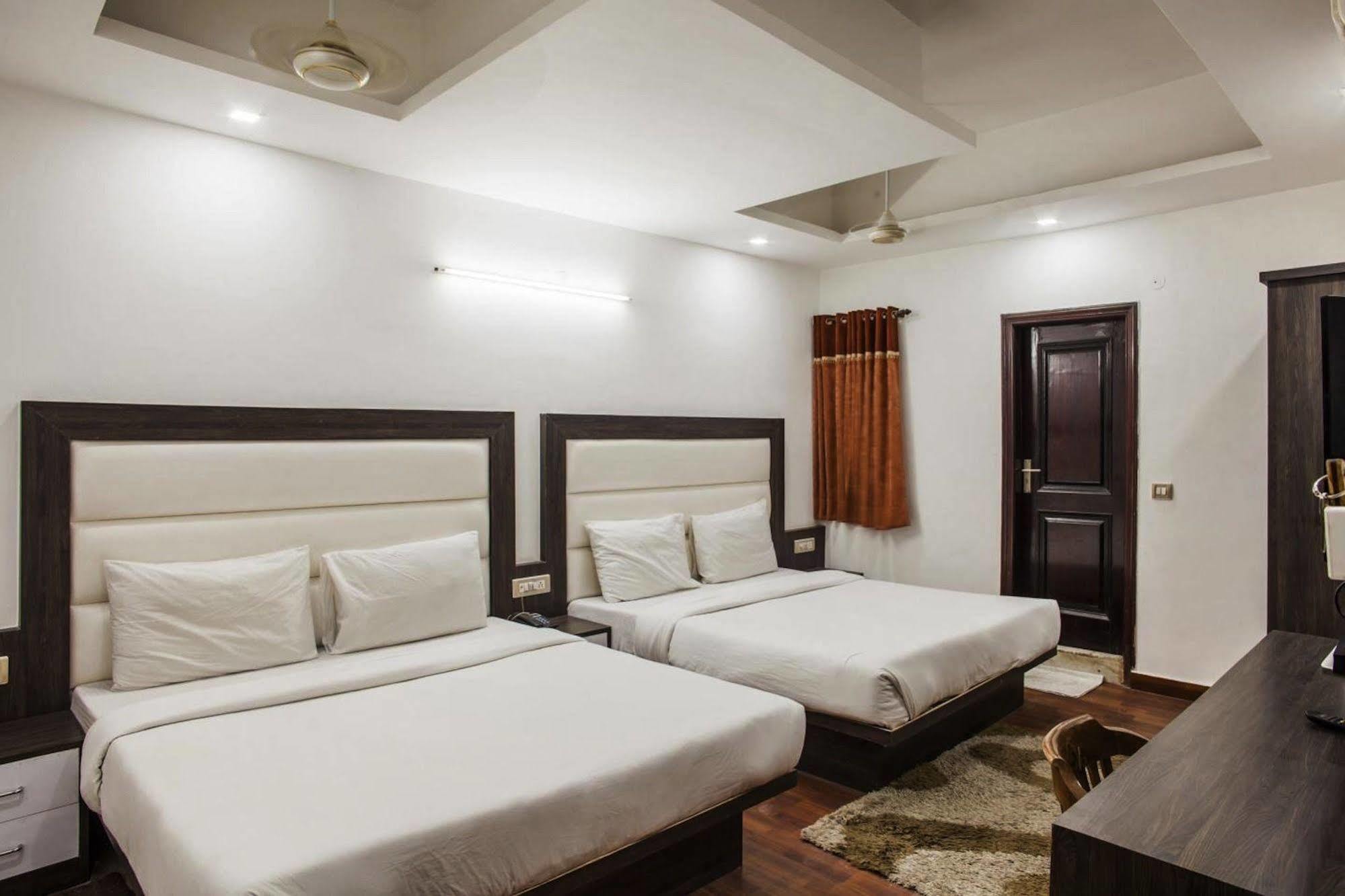 Hotel Karat 87 Inn Yeni Delhi Dış mekan fotoğraf