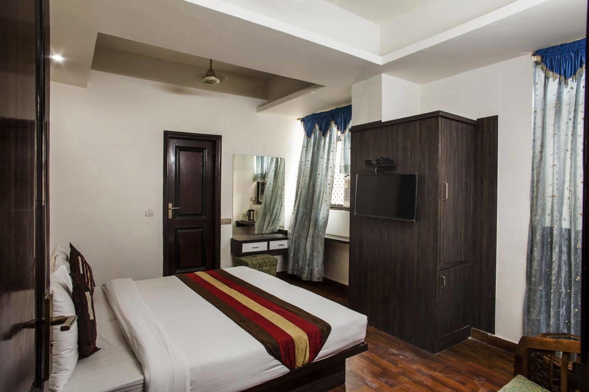 Hotel Karat 87 Inn Yeni Delhi Dış mekan fotoğraf